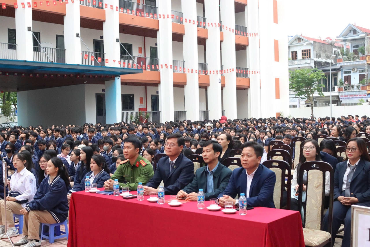 Các đại biểu dự chương trình.