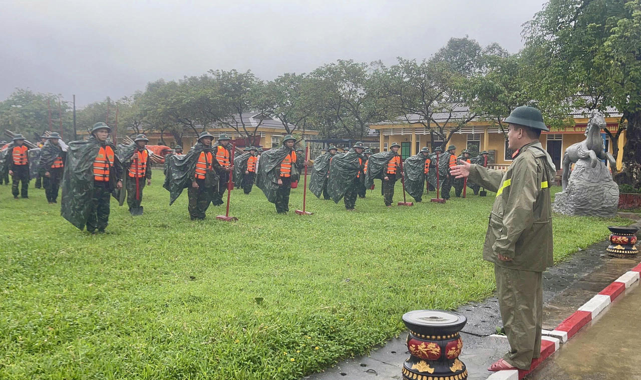 Đại tá Lê Huy Nghĩa – Phó Chỉ huy trưởng, Tham mưu trưởng Bộ CHQS thành phố kiểm tra công tác chuẩn bị ứng phó bão số 13 tại Trung đoàn 6.