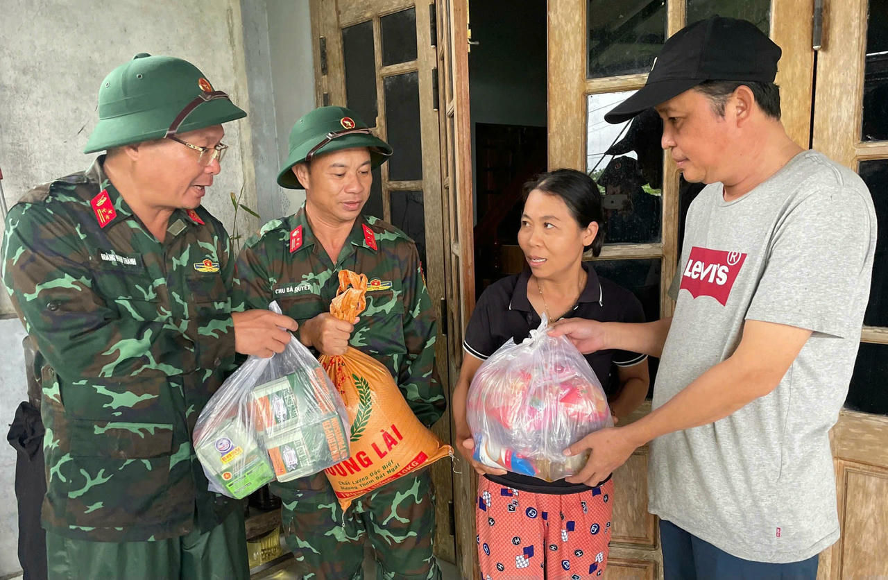 Hỗ trợ nhu yếu phẩm cho bà con vùng lũ xã Quế Phước.