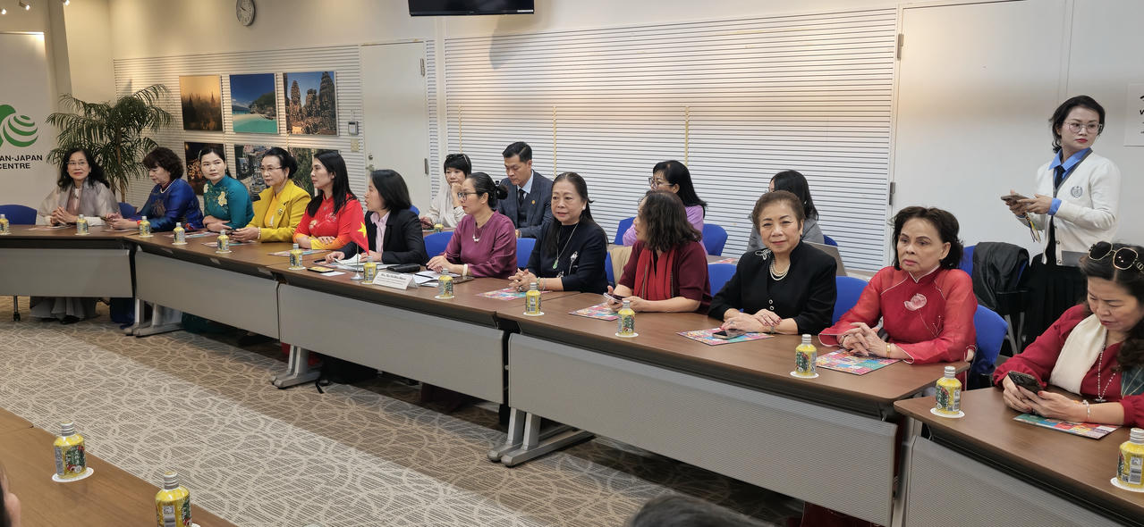 Các nữ doanh nhân thăm AJC.