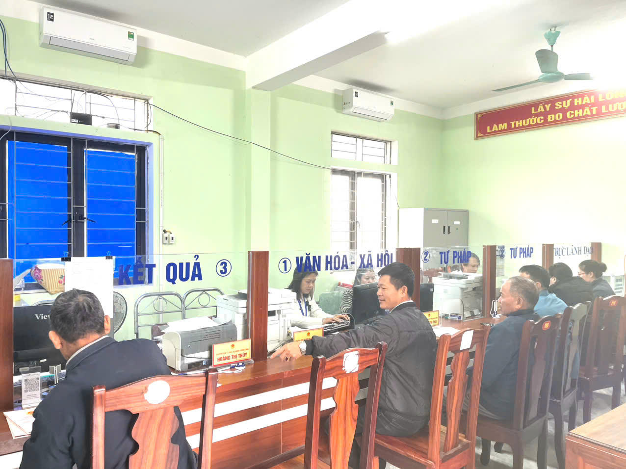 Công dân đến giao dịch tại Trung tâm phục vụ hành chính công xã Đông Lộc, tỉnh Nghệ An. Ảnh: Hoàng Thuỷ