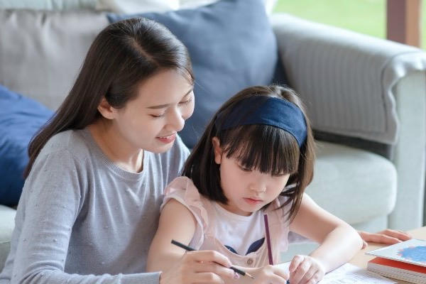 Phạt 10 triệu đồng nếu cha mẹ ép con học tập quá sức