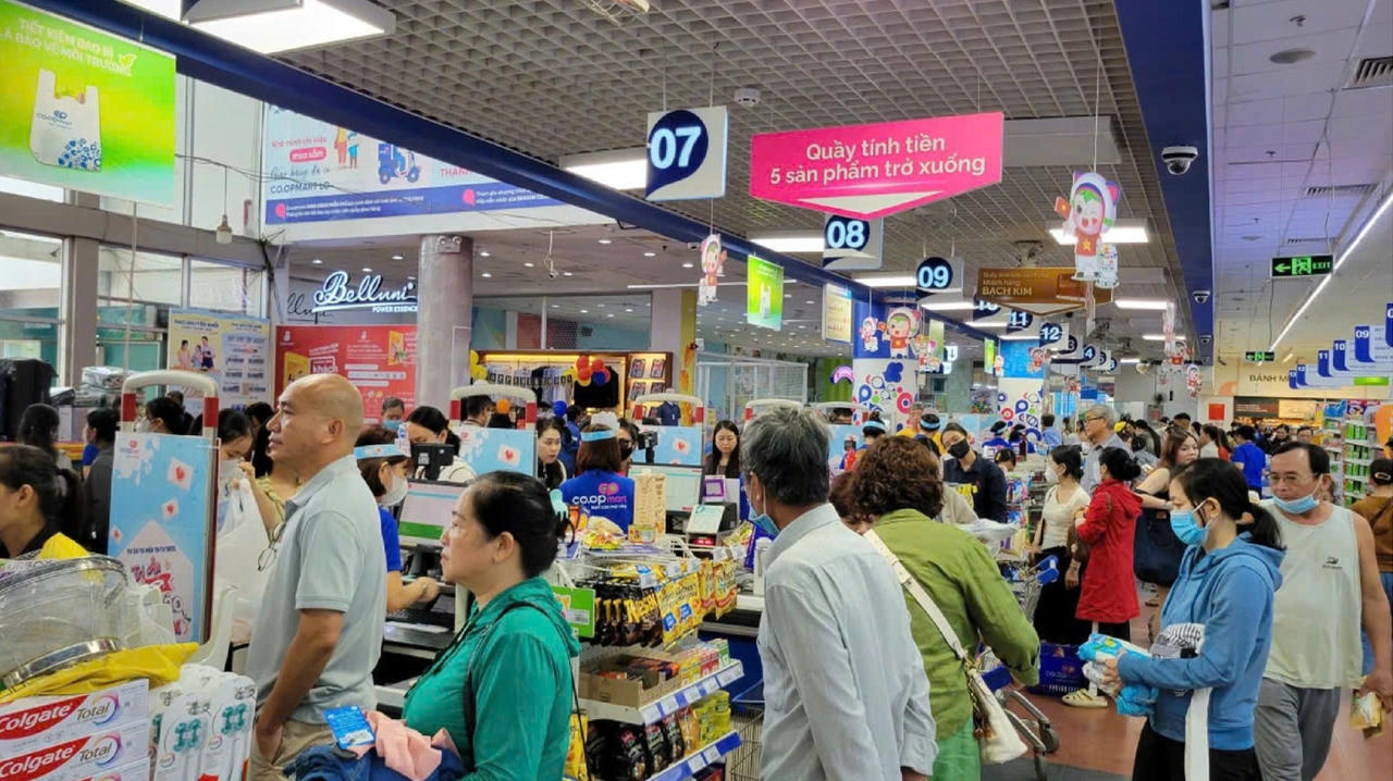 Saigon Co.op giảm đến 49% thực phẩm thiết yếu trước bão Kalmaegi san sẻ cùng người dân