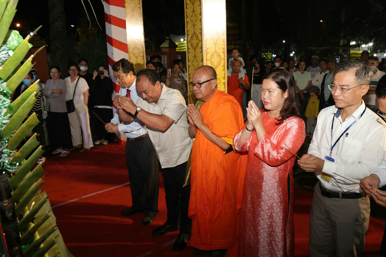 Lãnh đạo TP Cần Thơ dâng hương tại lễ cúng Trăng