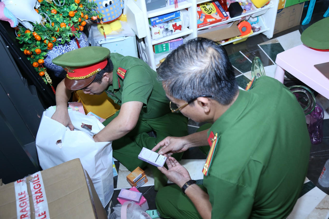 Cơ quan điều tra đã thu giữ nhiều tang vật, máy móc, tài liệu liên quan. 