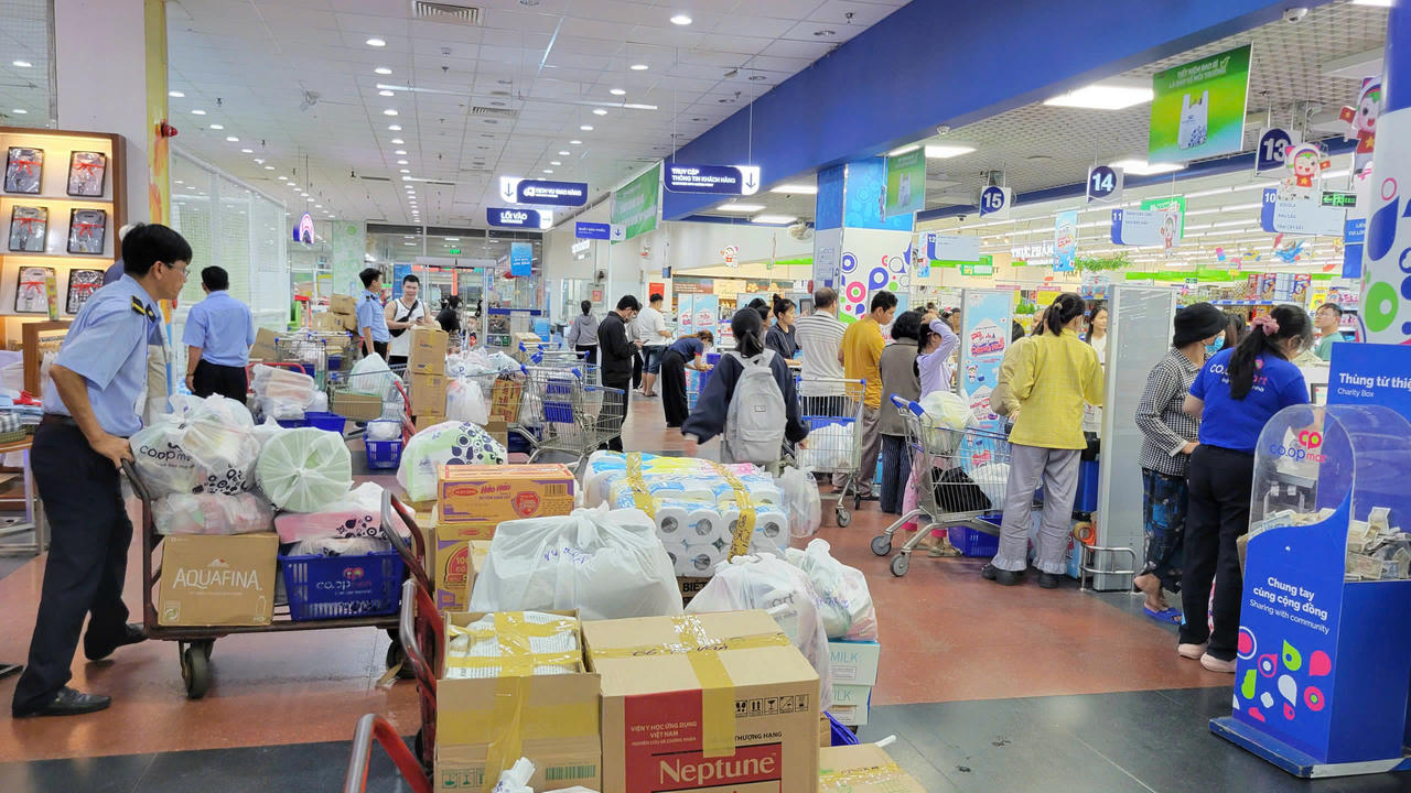 Co.opmart Quy Nhơn nhanh chóng tăng hàng hoá đáp ứng lượng đơn hàng online cao gấp nhiều lần so với ngày thường