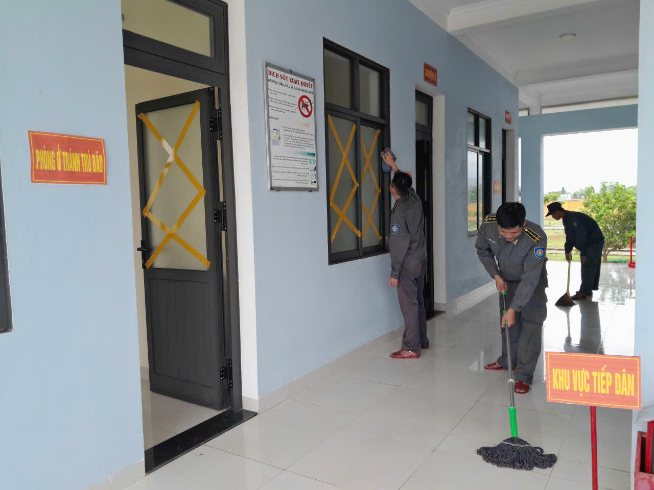 Chi đội Kiểm ngư số 3 chuẩn bị giường, vật dụng, nơi ăn để đón nhân dân sơ tán tránh bão.