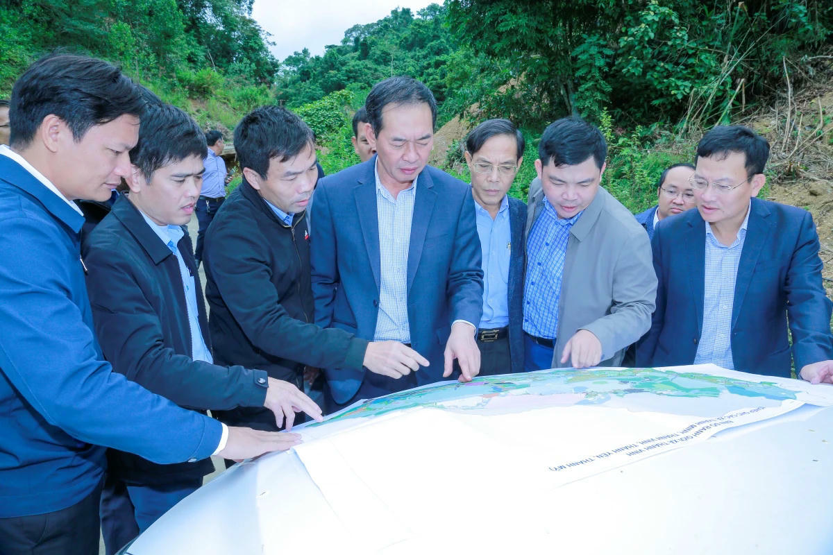 Ông Trịnh Tuấn Sinh kiểm tra vị trí sạt lở tại xã Thành Vinh, Thanh Hóa.