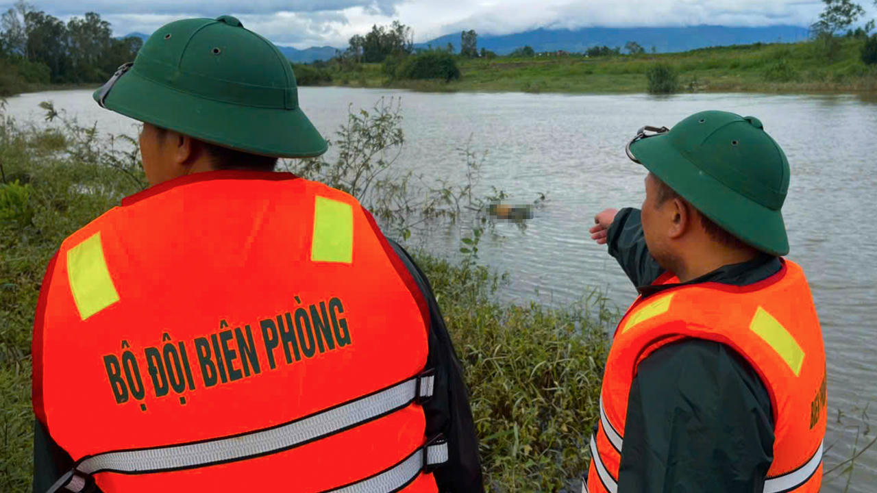 Đồn Biên phòng Lý Hòa phát hiện thi thể nạn nhân N.Đ.H trôi trên sông Dinh.
