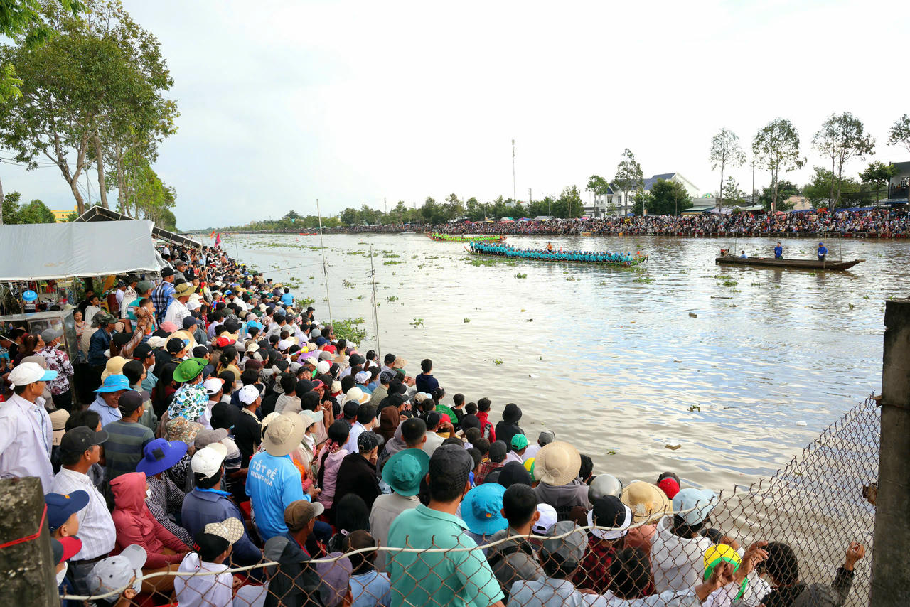 Đông đảo cổ động viên đã có mặt từ sáng sớm