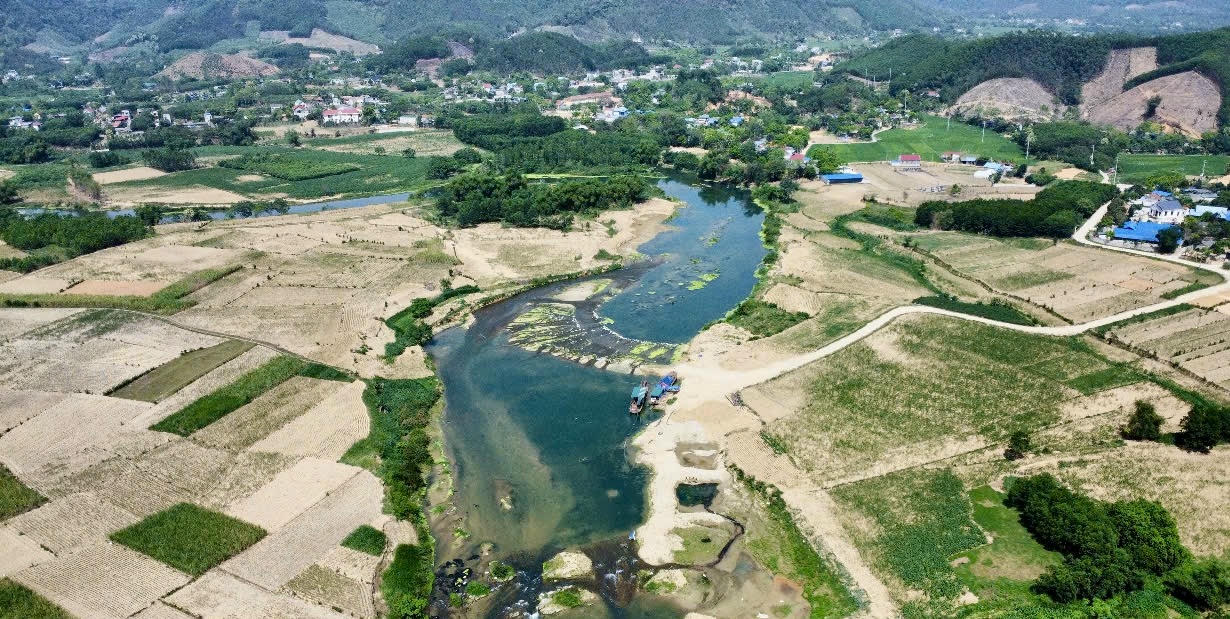 Tăng cường kiểm tra, kiểm soát các phương tiện vận tải &nbsp;đường thuỷ có biểu hiện khai thác, vận chuyển cát, sỏi trái phép, quá trọng tải. (Ảnh: Lê Hanh)