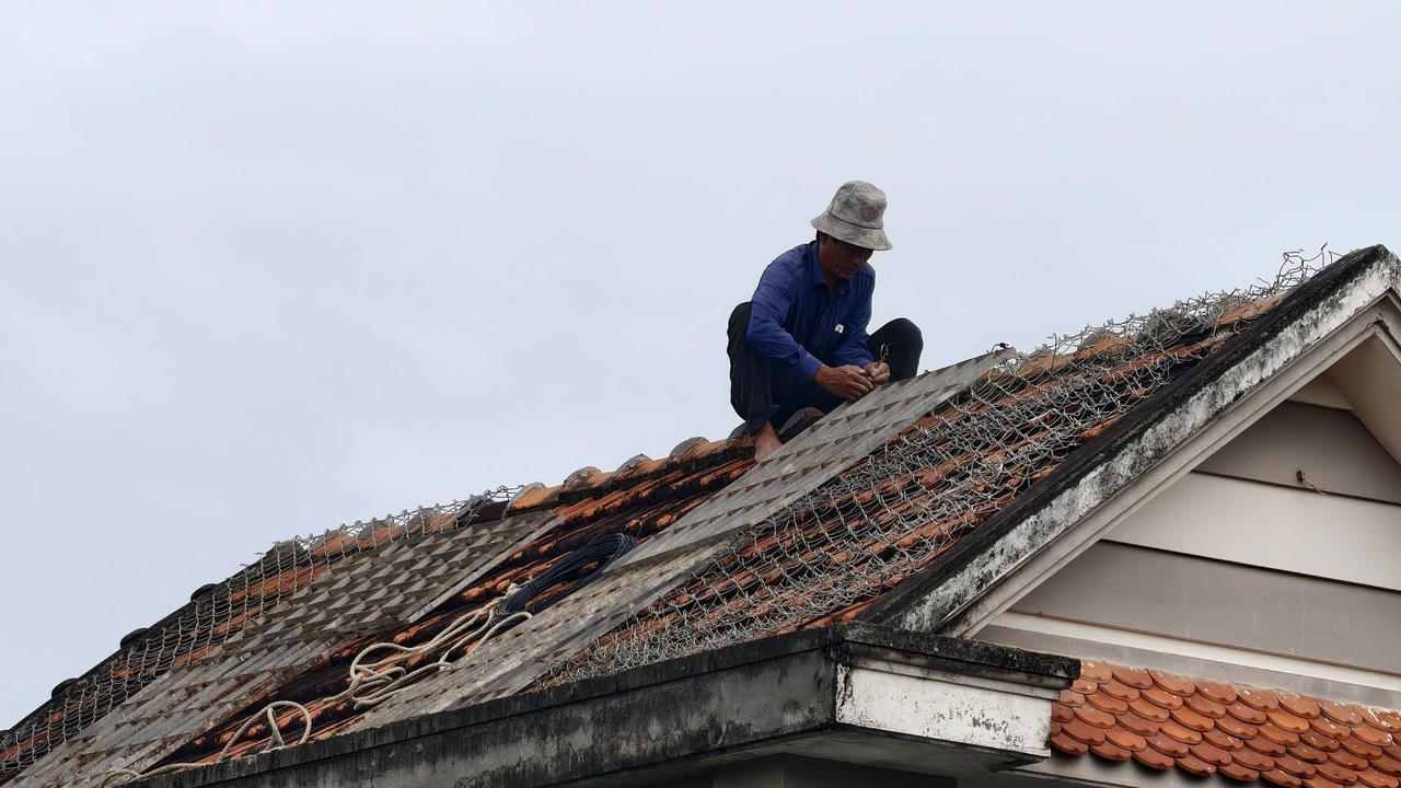 Người dân miền Trung hối hả “chạy bão” Kalmaegi