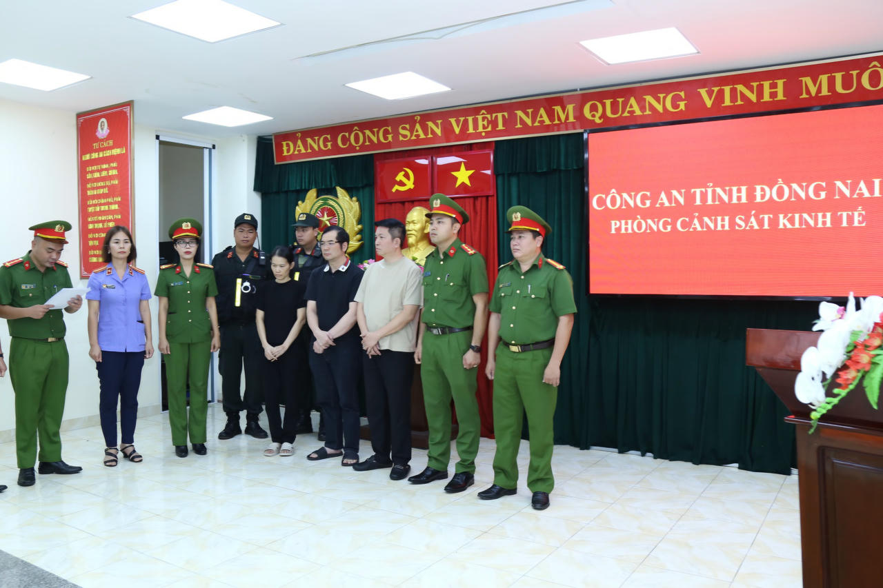 &nbsp;3 bị can (từ trái qua Nguyễn Thị Tuyến, Đinh Văn Liên và Nguyễn Quốc Vũ) bị khởi tố, bắt tạm giam.