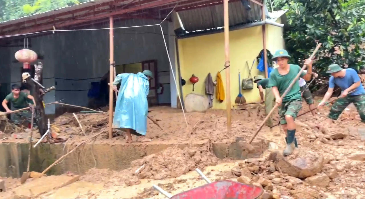 Bộ đội dầm mưa, lội bùn giúp dân dọn dẹp sau cơn lũ lịch sử