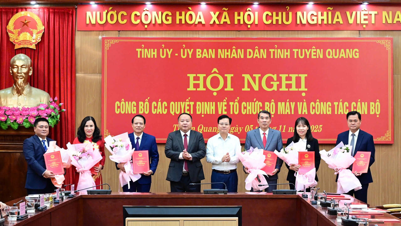 Lãnh đạo tỉnh Tuyên Quang&nbsp;trao quyết định, tặng hoa chúc mừng lãnh đạo các cơ quan, đơn vị được điều động, bổ nhiệm. Ảnh: Duy Tuấn.