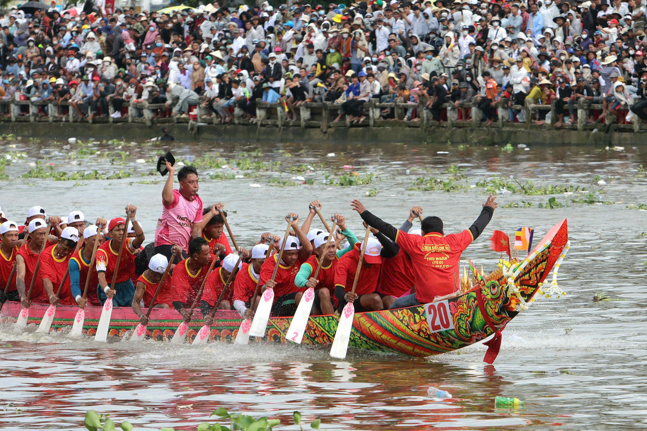 Cổ động viên nhiệt tình cổ vũ các đội thi