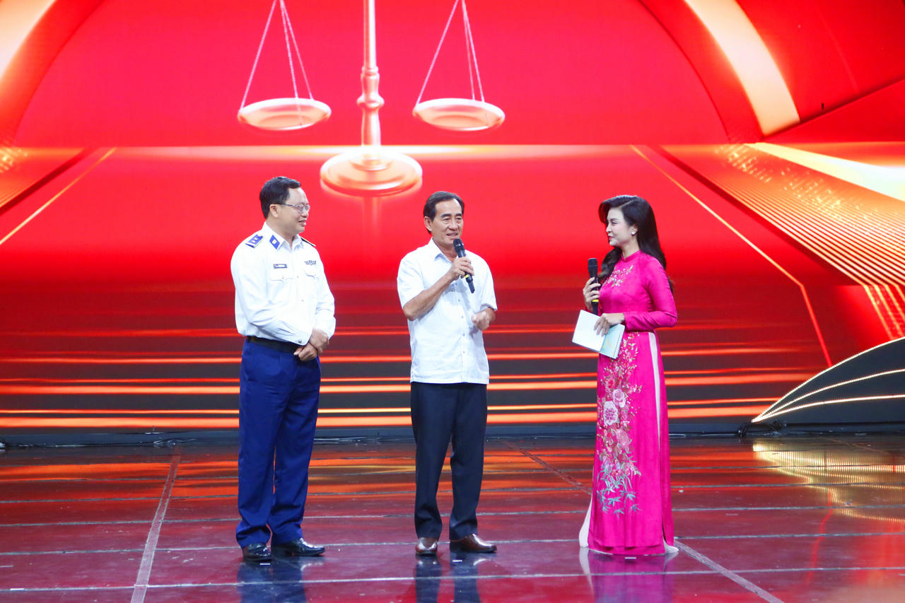 Màn giao lưu trên sân khấu của Trung tá Bùi Xuân Nhớ (Vùng Cảnh sát biển 4) và ngư dân Đào Thanh Việt (An Giang).