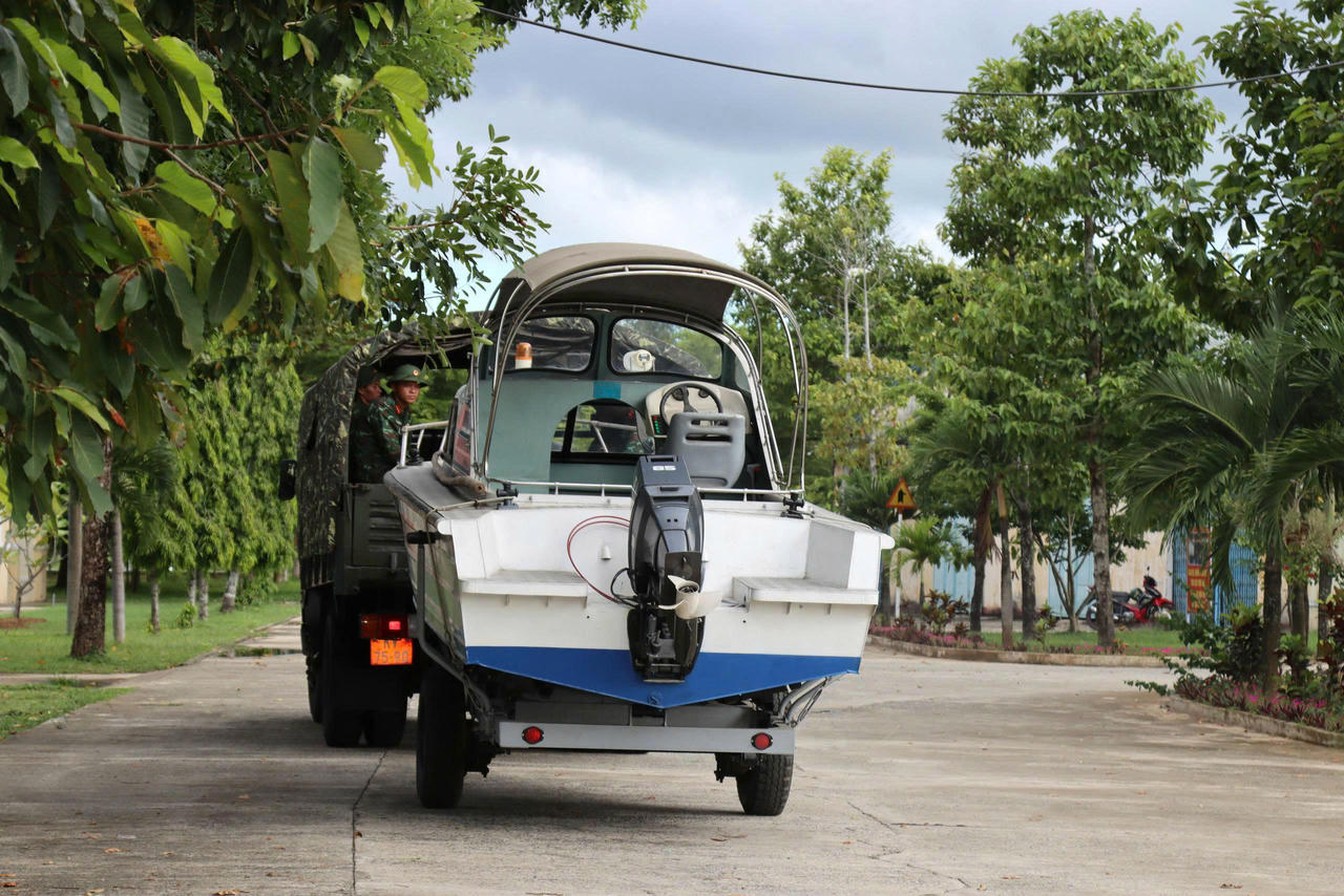 Sư đoàn 315&nbsp;bố trí phương tiện, vật tư cơ động, chuẩn bị sẵn sàng hỗ trợ Nhân dân khi có yêu cầu.