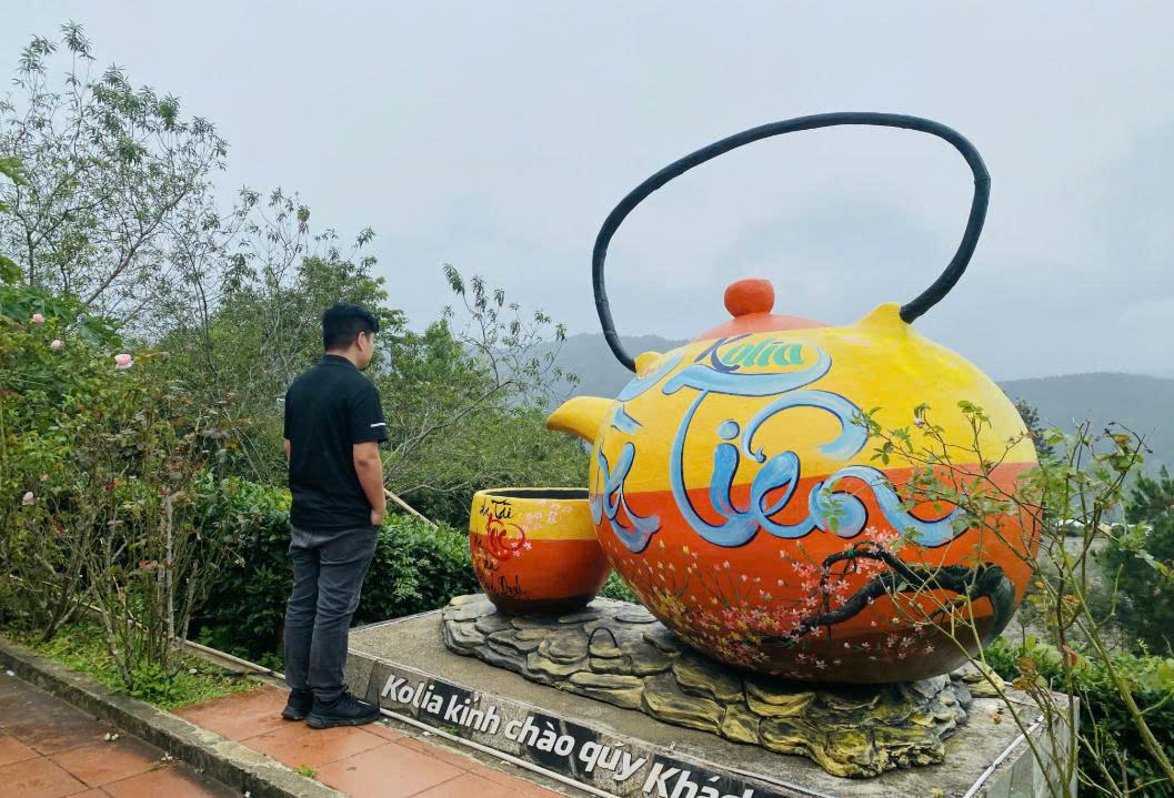 Buổi sáng ở Kolia thường bắt đầu bằng một lớp sương mù dày đặc, huyền ảo. (Ảnh: Lê Hanh)