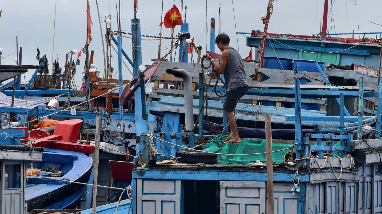 Người dân miền Trung hối hả “chạy bão” Kalmaegi