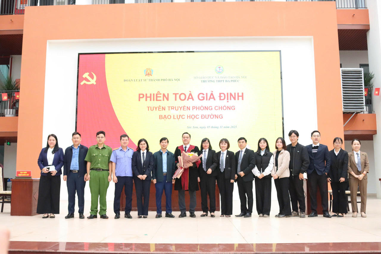 Hiệu trưởng Trường THPT Đa Phúc Vũ Thìn tặng hoa cảm ơn&nbsp;Đoàn Luật sư Thành phố Hà Nội