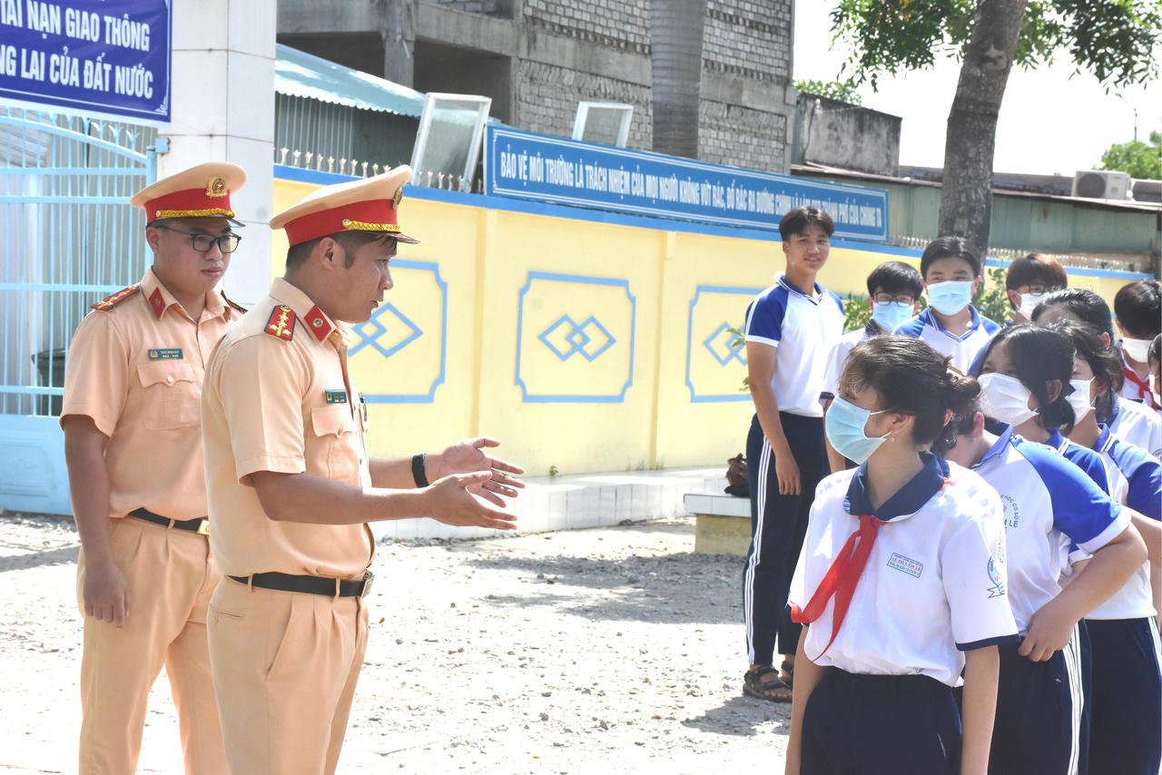 Đồng chí Trương Tấn Tài tuyên truyền, hướng dẫn kỹ năng tham gia giao thông an toàn cho học sinh.