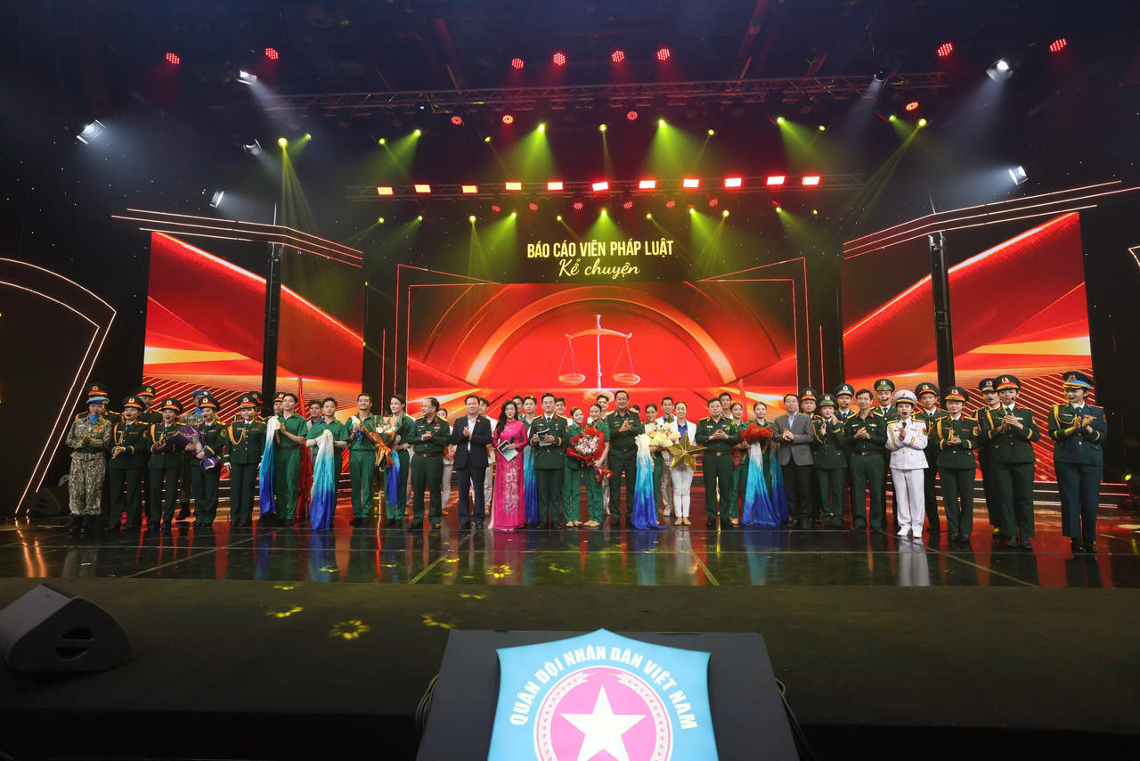 Các đại biểu chụp ảnh lưu niệm khi kết thúc chương trình.