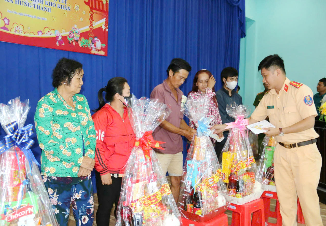 Đồng chí Trương Tấn Tài trao quà cho người dân có hoàn cảnh khó khăn.