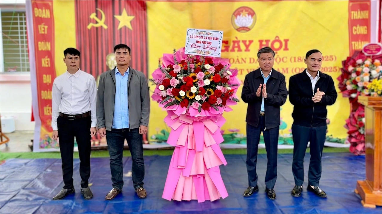 Ông Nguyễn Văn Thắng, Giám đốc Sở Dân tộc và Tôn giáo tới dự và chung vui Ngày hội Đại đoàn kết toàn dân tộc với bà con Nhân dân xóm Kế, xã Đức Nhàn&nbsp;(ảnh: phutho.gov.vn)