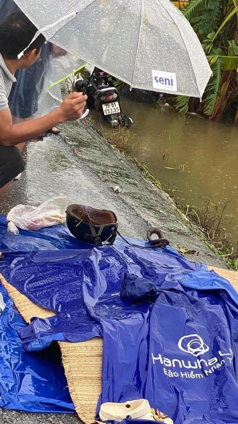 Bị áo mưa lật lên che mặt, nữ sinh tử nạn thương tâm trên đường đi làm thêm