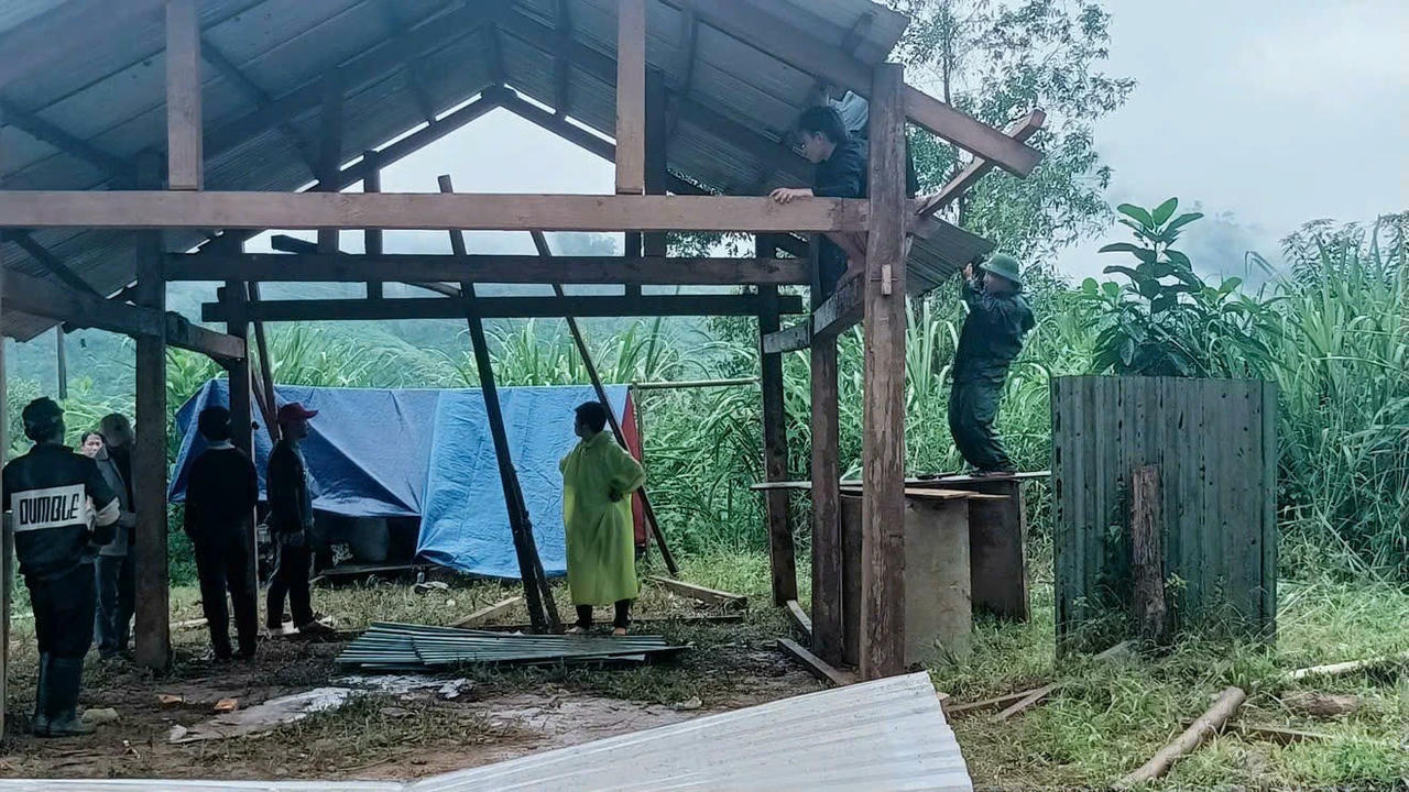 Từ những mảnh tôn méo mó, thanh gỗ, cây tre còn sót lại sau lũ, mái ấm mới dần hình thành dưới bàn tay của bộ đội và bà con.