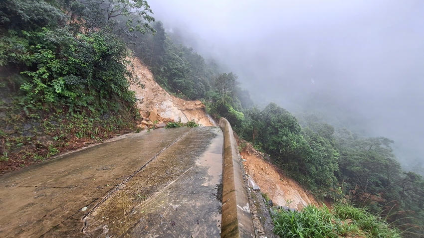 Đường lên vườn quốc gia Bạch Mã bị sạt lở nghiêm trọng