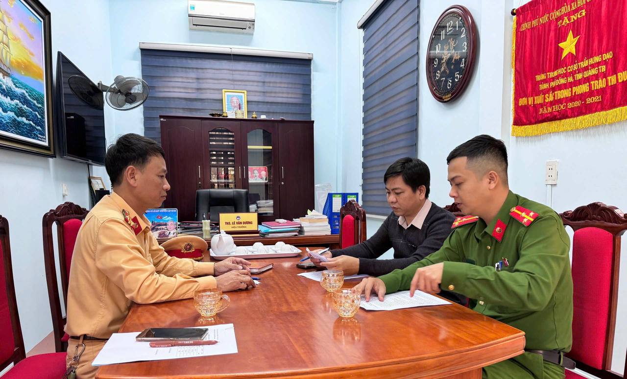 Cán bộ Phòng CSGT phối hợp với Công an địa phương làm việc với Ban Giám hiệu các trường trên địa bàn để thống nhất kế hoạch triển khai chuyên đề về an toàn giao thông học đường..