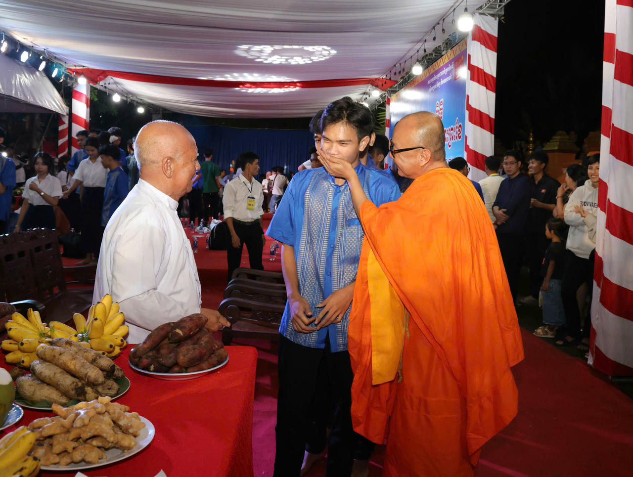 Nghi thức đút cốm dẹp tại Lễ cúng Trăng