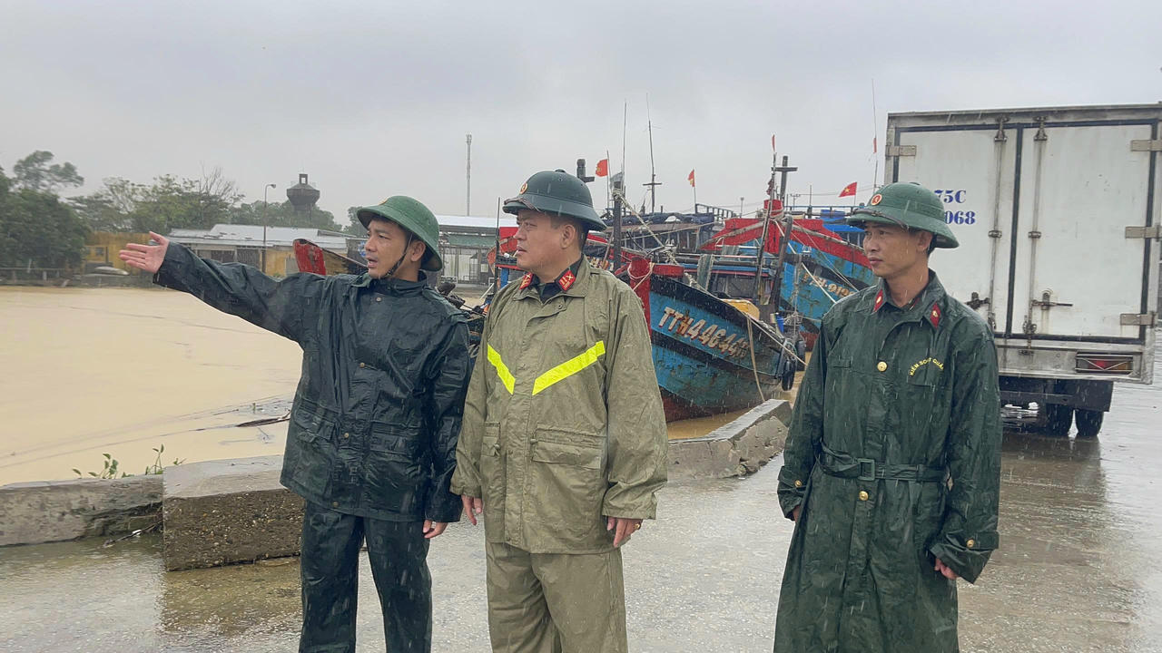 Bộ CHQS TP Huế kiểm tra, chỉ đạo công tác ứng phó với bão số 13