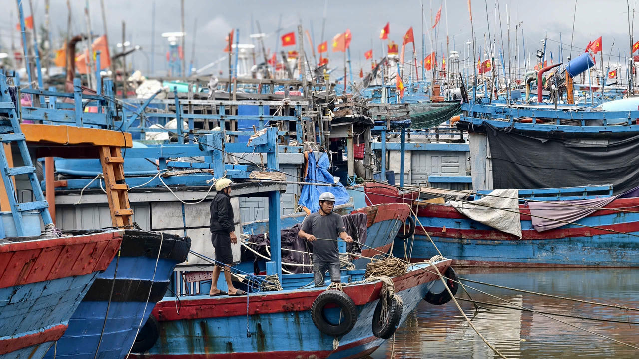 Người dân miền Trung hối hả “chạy bão” Kalmaegi