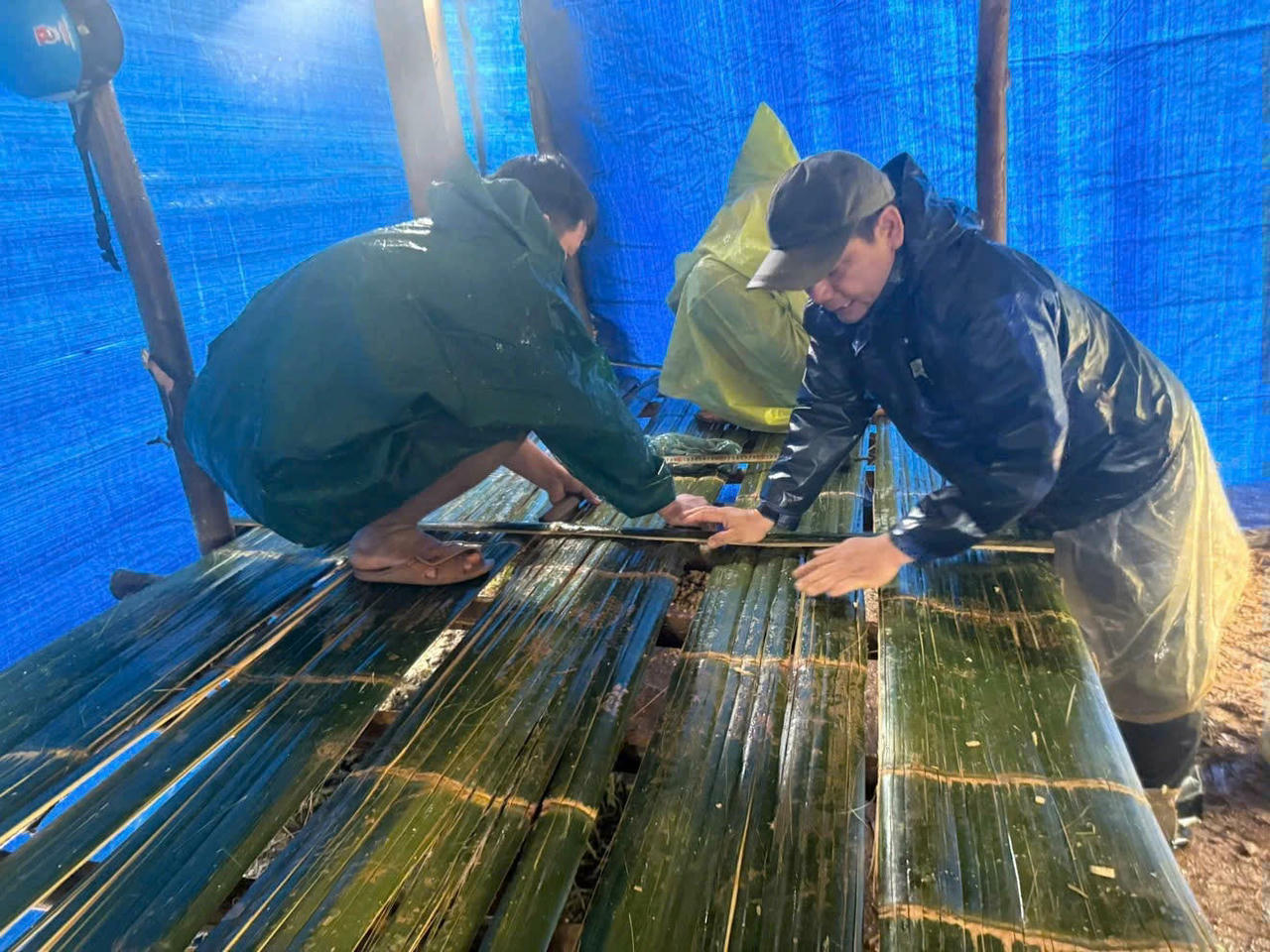 Những chòi tránh trú sạt lở đất được bộ đội và người dân dựng tạm bằng lồ ô, lợp bạt là nơi bà con vùng cao Trà My trú ngụ giữa mùa mưa lũ.
