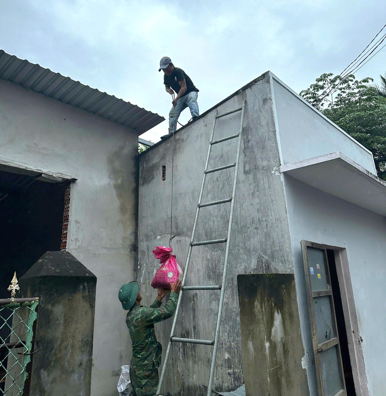 Cán bộ, chiến sĩ Lữ đoàn 573 tham gia giúp nhân dân chằng chống nhà cửa. (Ảnh: Quân khu 5 cung cấp)