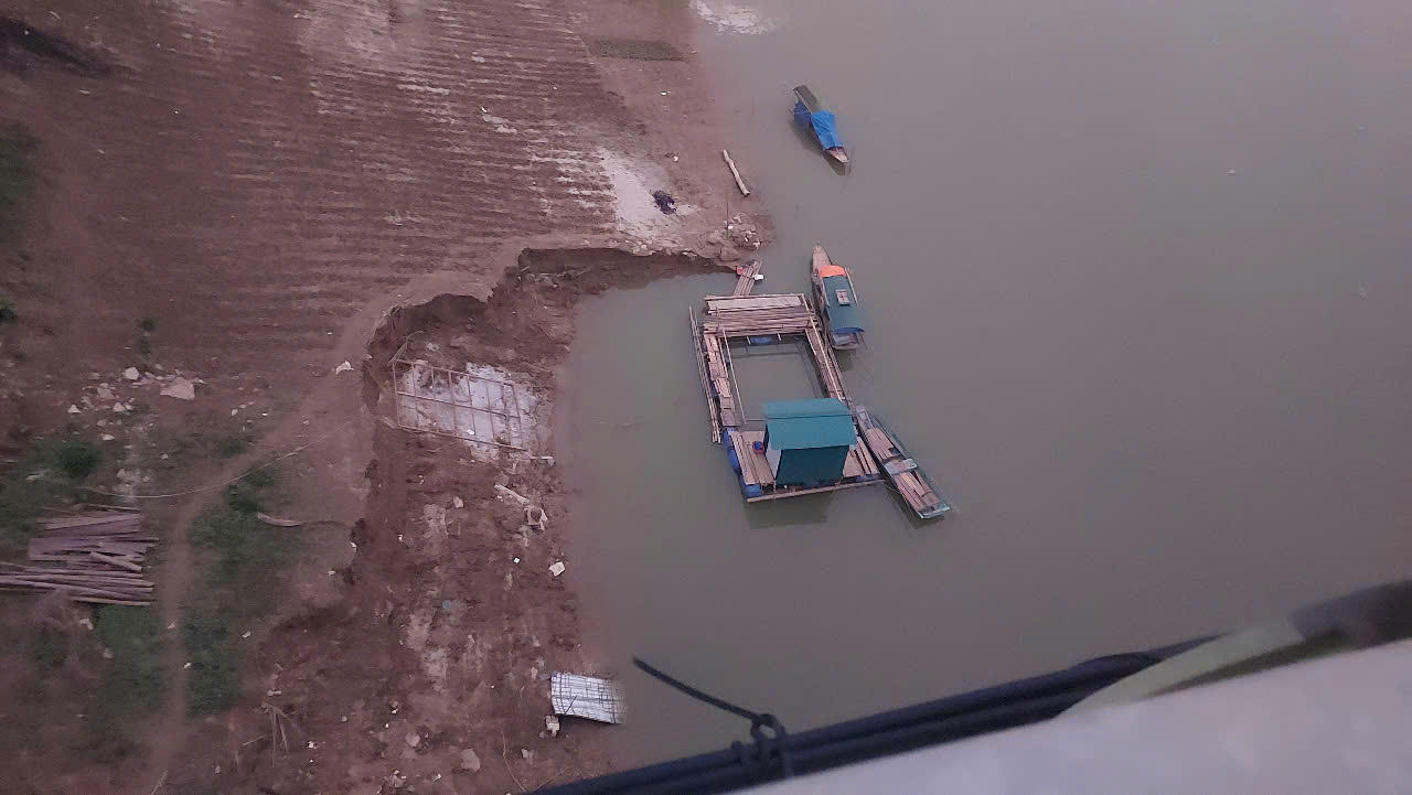 Xuất hiện điểm sạt lở bờ vở ngay phía dưới trụ T6 của cầu Sông Lô. Ảnh: Đức Tuyển.