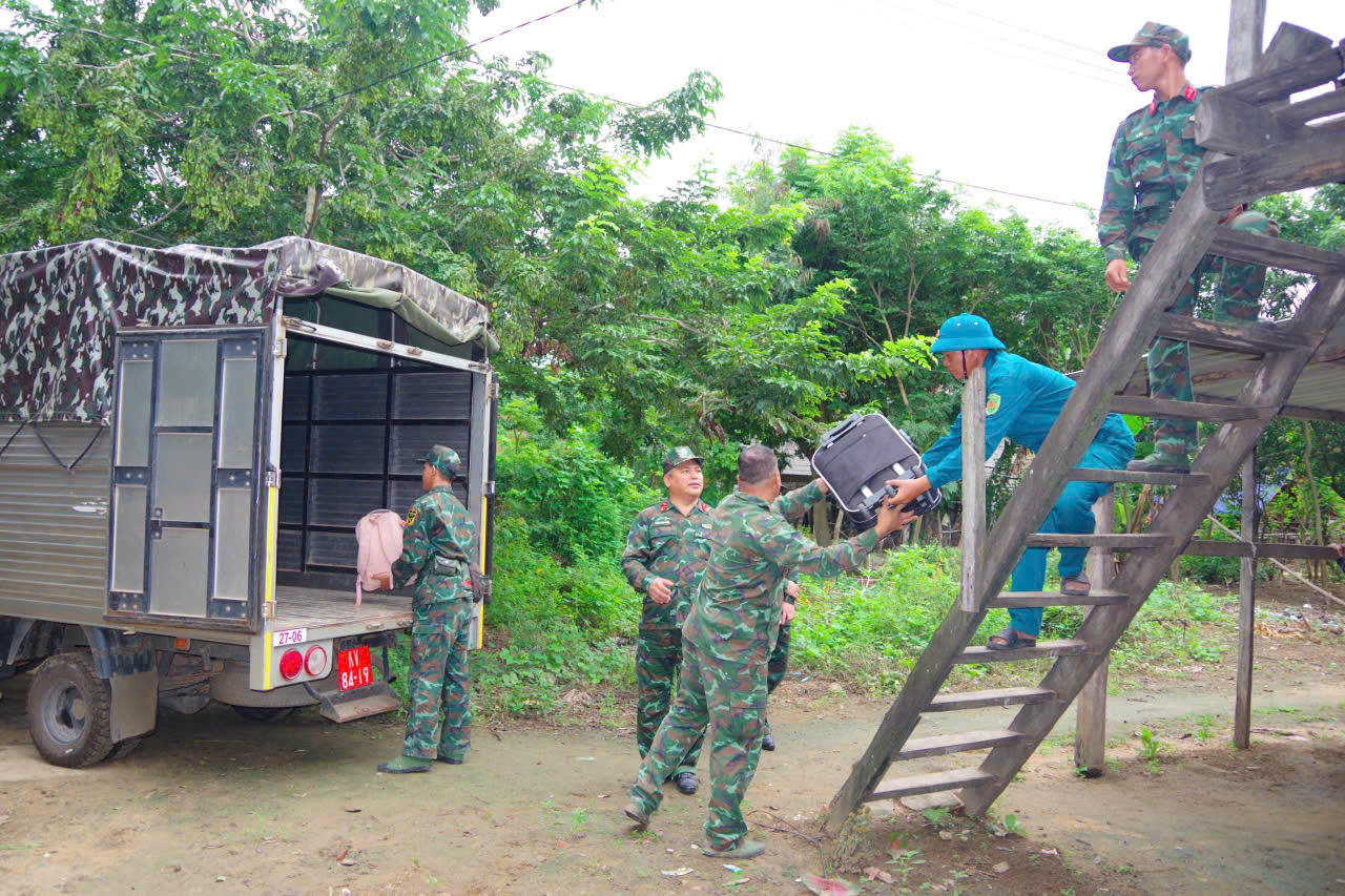Bộ đội trực chiến, dân ven biển miền Trung khẩn trương chằng chống trước bão Kalmaegi