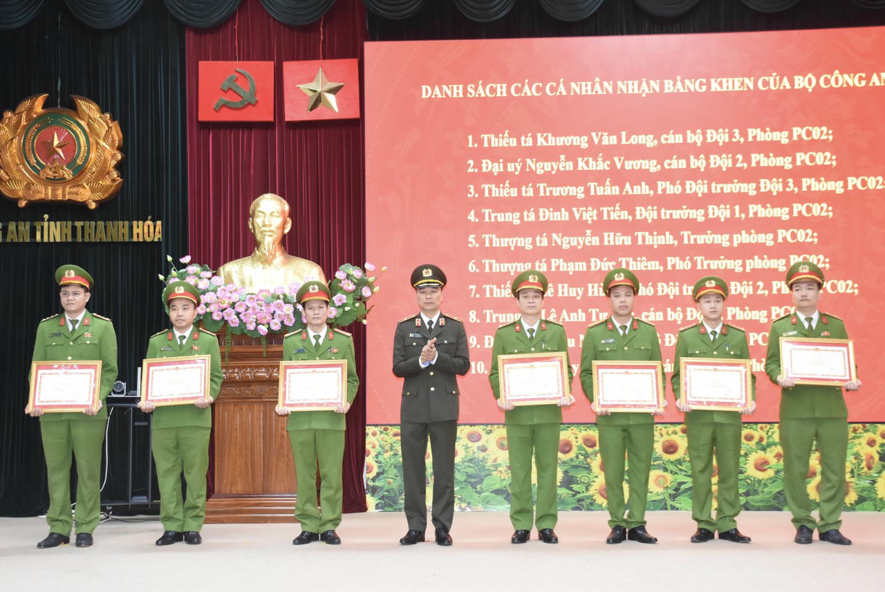 Thiếu tướng Tô Anh Dũng, Ủy viên Ban Thường vụ Tỉnh ủy, Bí thư Đảng ủy, Giám đốc Công an tỉnh trao bằng khen cho các tập thể, cá nhân có thành tích, chiến công xuất sắc trong công tác bảo đảm an ninh, trật tự. (Ảnh: CA TH).