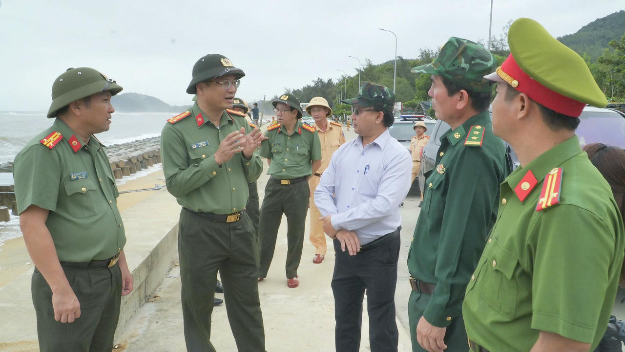 Đại tá Hồ Song Ân - Giám đốc Công an tỉnh Quảng Ngãi (thứ 2 từ trái qua), kiểm tra công tác phòng chống bão số 13 tại phường Sa Huỳnh.