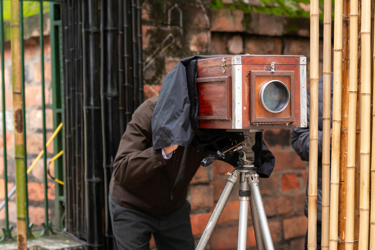 Mẫu máy ảnh mà nhiếp ảnh gia&nbsp;người Pháp Firmin-André Salles (1860–1929) , ghi lại kỳ thi Hương khoa Đinh Dậu năm 1897 tại Nam Định (cũ).