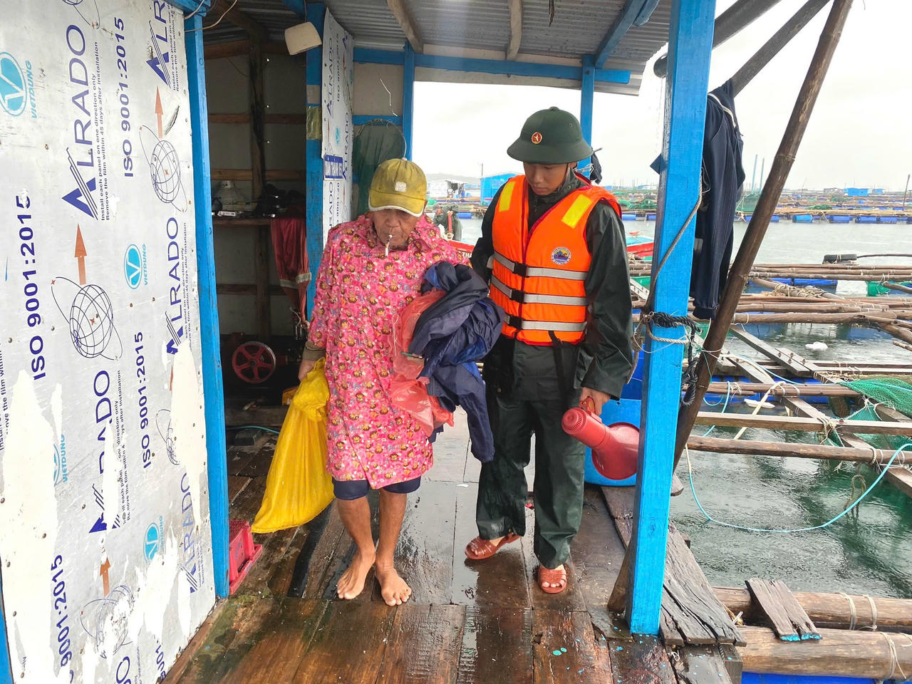 Lực lượng biên phòng Đắk Lắk hỗ trợ nhân dân chằng chống nhà cửa.