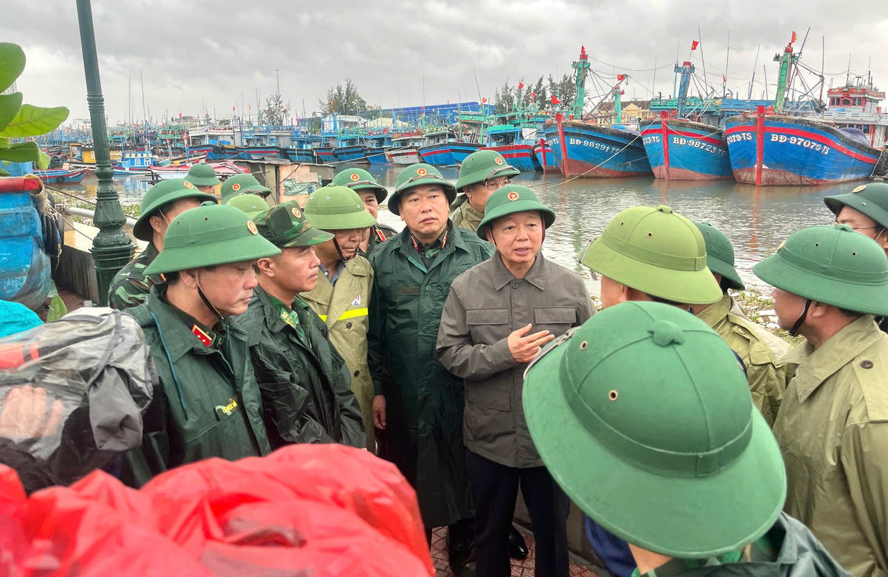 Phó Thủ tướng Trần Hồng Hà kiểm tra công tác ứng phó bão số 13 tại Gia Lai