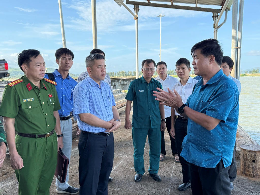 Nguyễn Thiên Văn - Phó Chủ tịch UBND tỉnh kiểm tra tình hình ứng phó bão số 13 tại Cảng cá Tiên Châu, xã Tuy An Đông. (Ảnh: Thủy Loan)