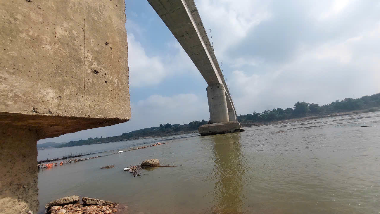 Cầu Sông Lô được thiết kế xây dựng với tuổi thọ 100 năm, sau 10 năm sử dụng xuống cấp nhà thầu thi công đề xuất sửa bằng nguồn vốn doanh nghiệp. Ảnh: Đức Tuyển.. 