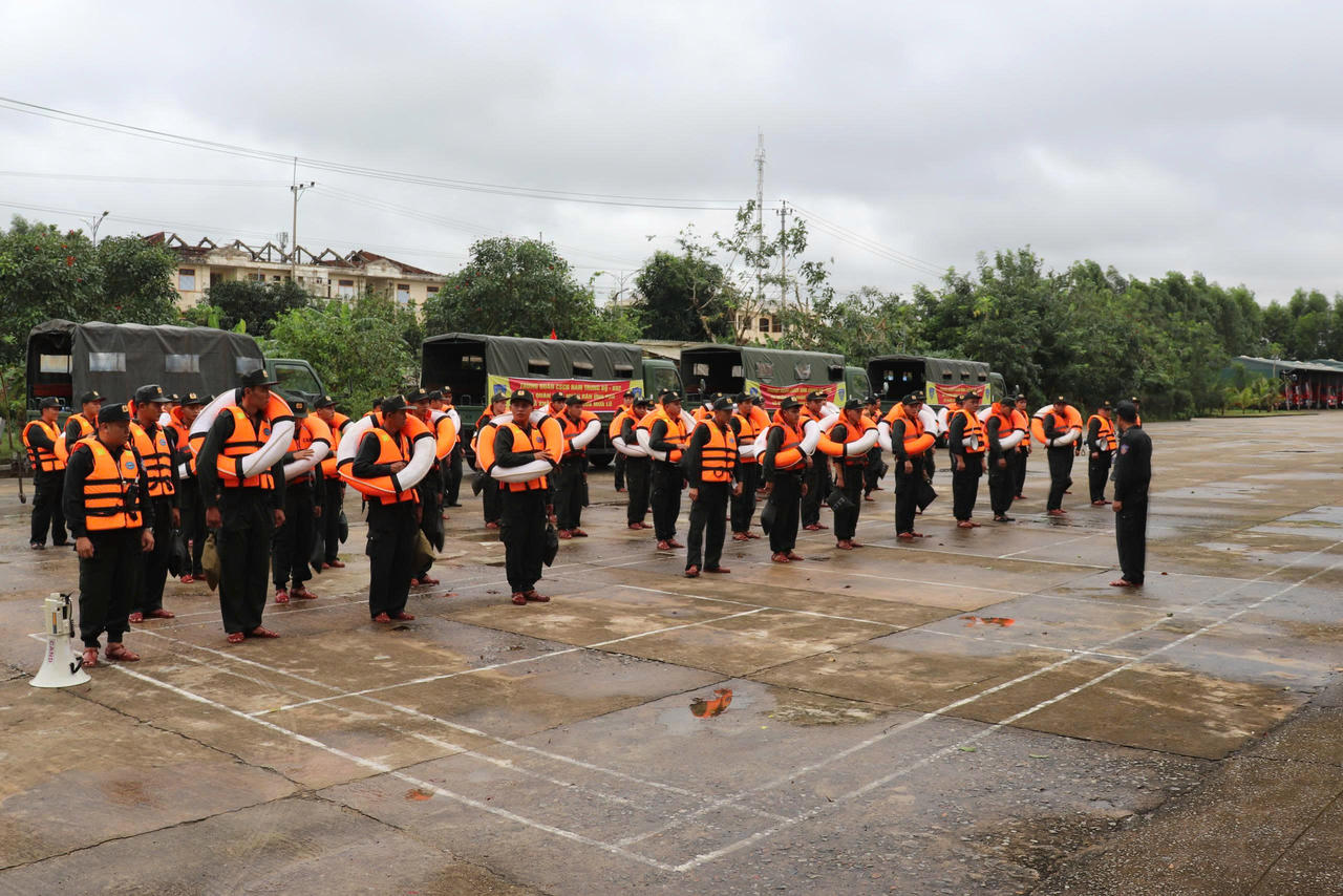 Bộ đội trực chiến, dân ven biển miền Trung khẩn trương chằng chống trước bão Kalmaegi