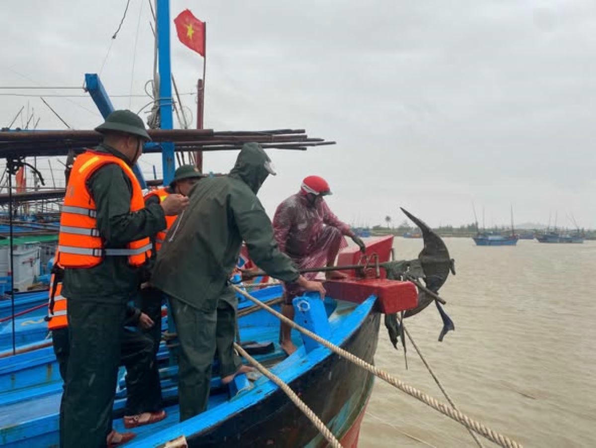 Lực lượng chức năng Đắk Lắk hỗ trợ ngư dân bảo vệ tài sản.