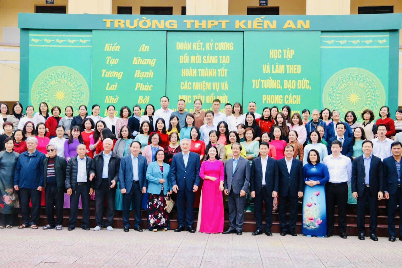 Phó Thủ tướng Thường trực Chính phủ cùng các thế hệ giáo viên Trường THPT Kiến An.